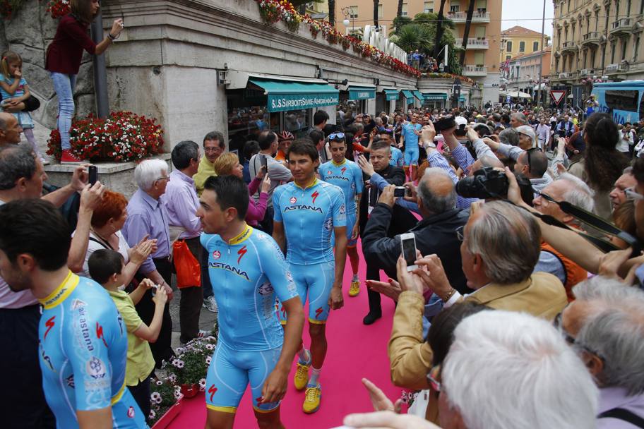 Passerella anche per l’Astana di Fabio Aru (in fondo, con gli occhiali da sole). Bettini